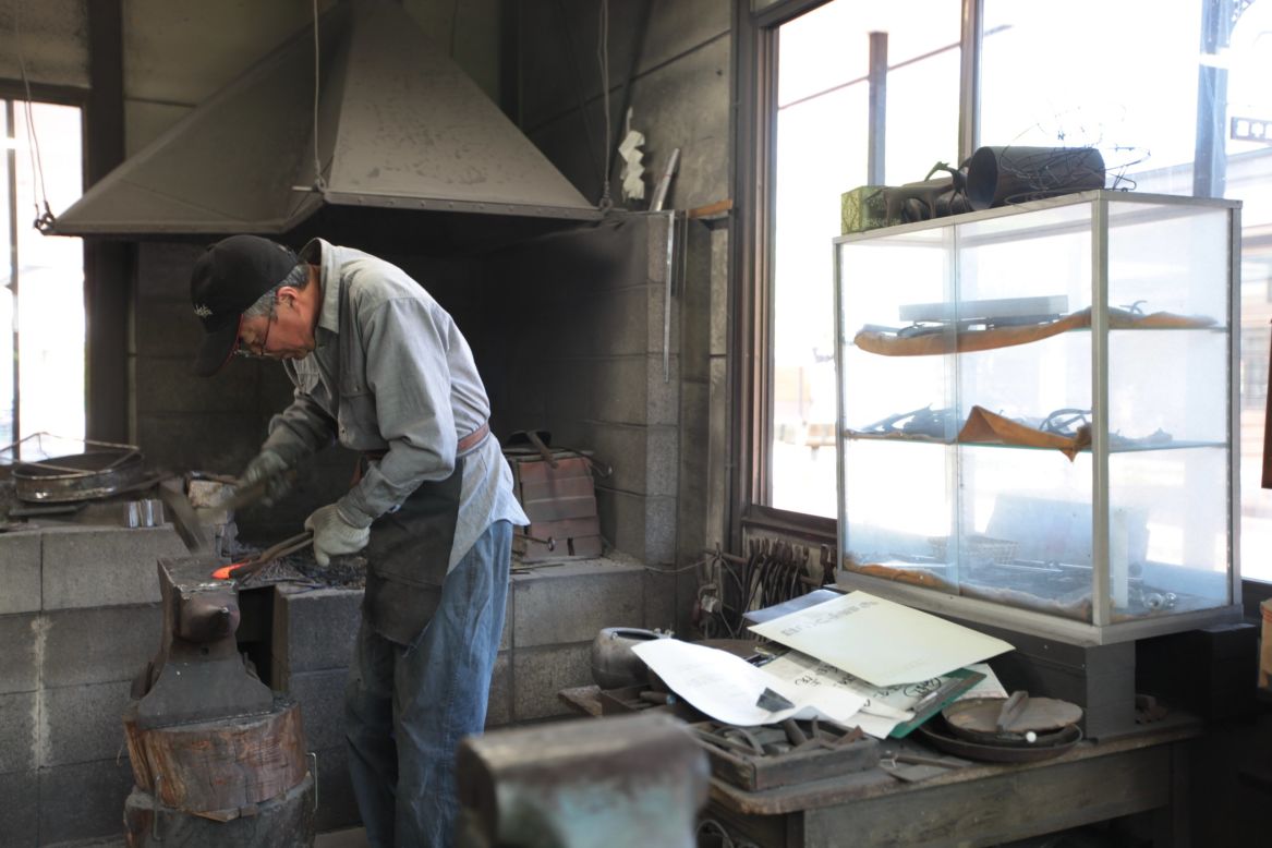 The square's artistans create traditional "Nanbu tekki" ironware, including teakettles, hibachis, vases and ornaments. 