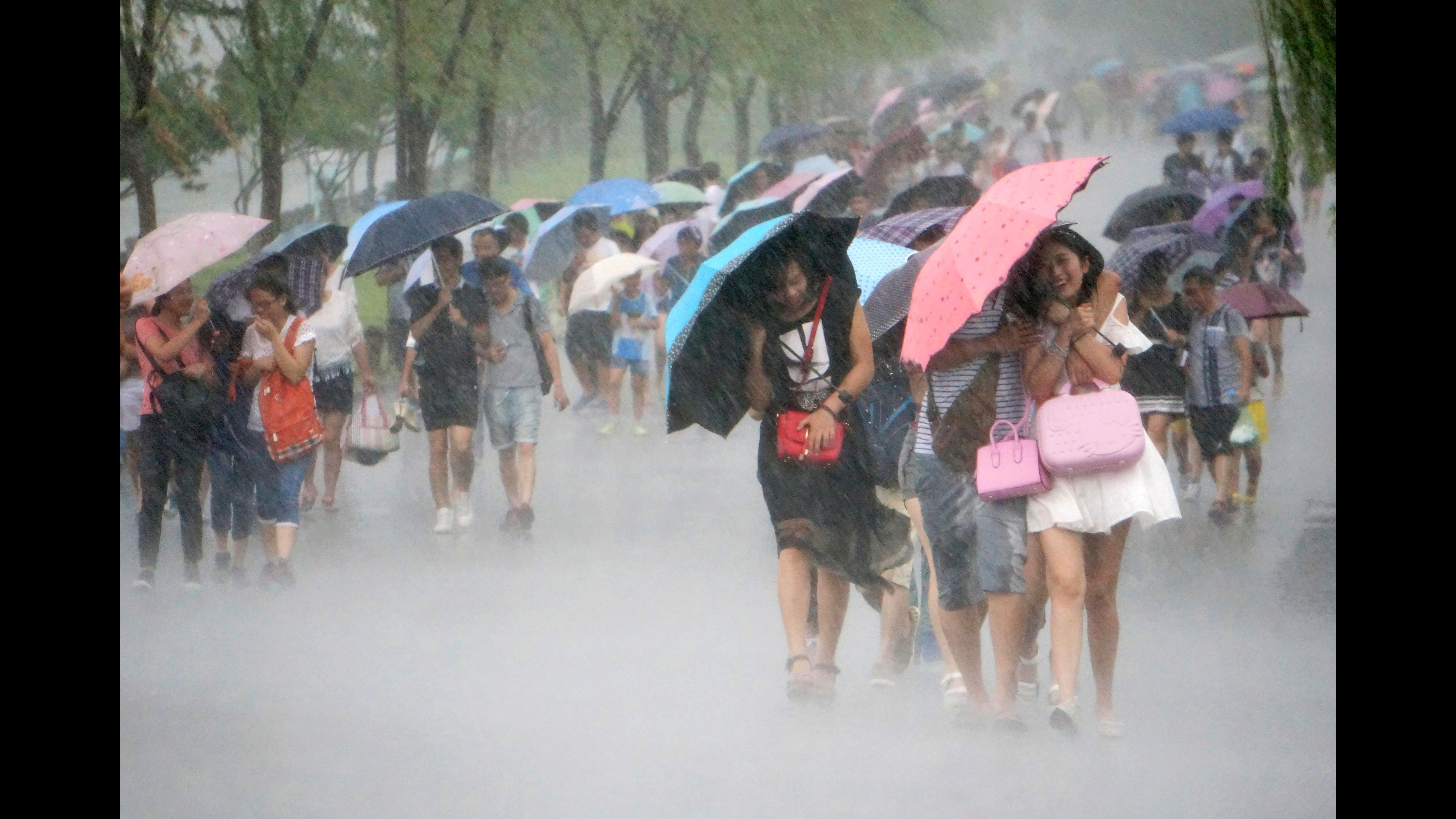 Sweltering Tokyo Braces for Approach of Typhoon Shanshan - Bloomberg