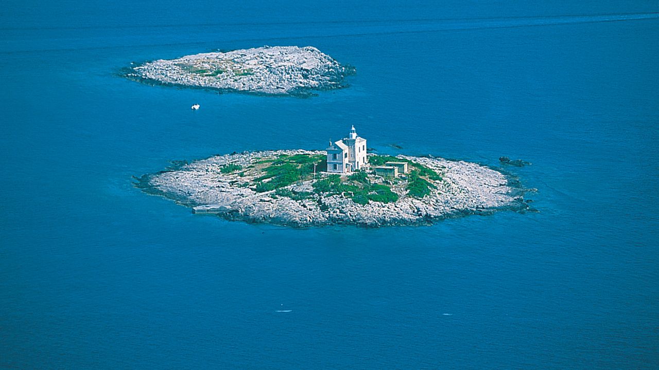The 0.3-kilometer-square islet lies off the coast of the island of Korcula. A stone quarry made of limestone marble was constructed on it. 