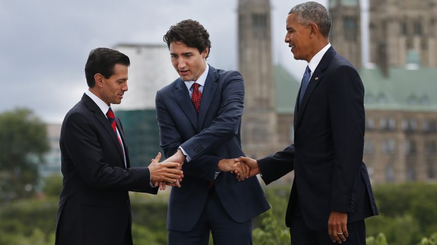 (L-R)Mexican President Enrique Pena Nieto, Canadian Prime Minister Justin Trudeau and US President Barack Obama pose for a group photo with Canada's Parliament Hill in the background during the North American Leaders Summit on June 29, 2016 in Ottawa, Ontario. / AFP / Chris Roussakis (Photo credit should read CHRIS ROUSSAKIS/AFP/Getty Images)