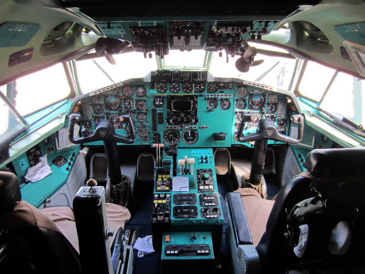 Here's the Tu-154's cockpit. 