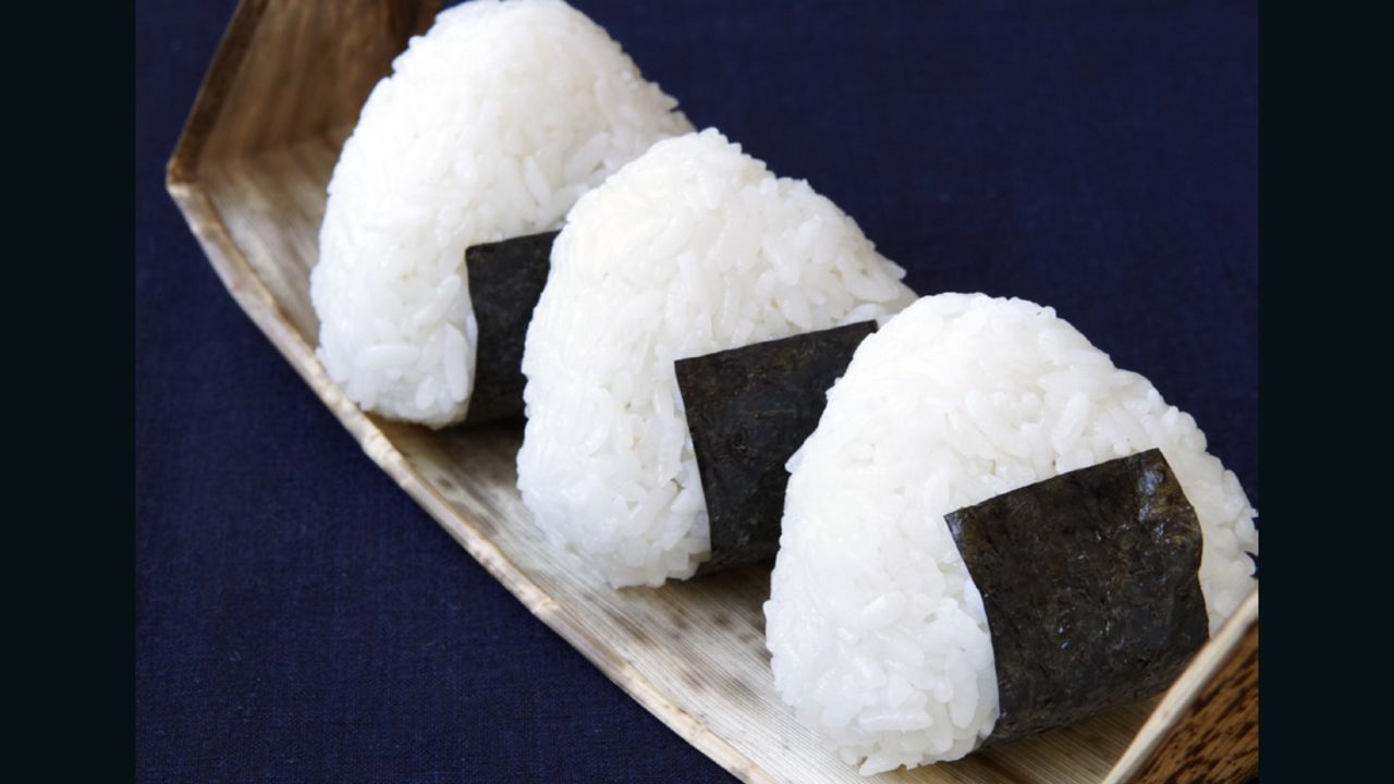 Rice "sandwiches" are a popular travel snack.