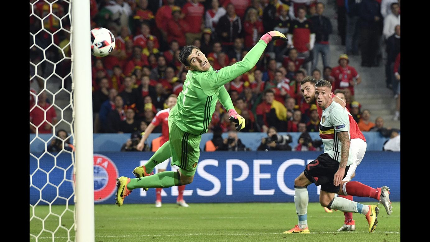 Vokes' header flies by Belgian goalkeeper Thibaut Courtois.
