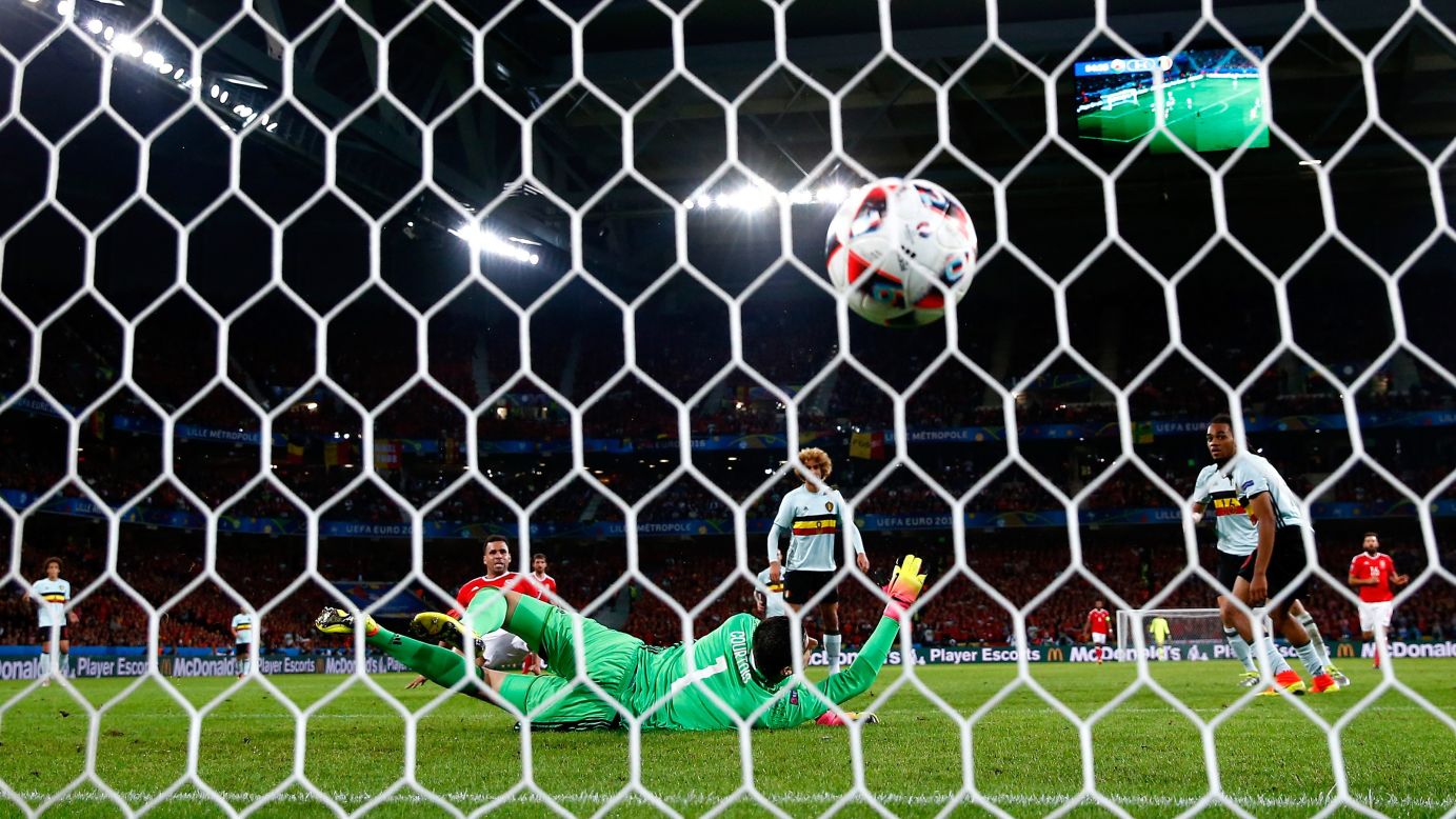Hal Robson-Kanu, at left in red, gave Wales a 2-1 lead in the 55th minute.