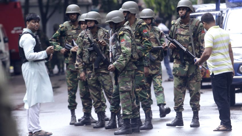 epa05402805 Army soldiers in the street close to the Holey Artisan Bakery in Dhaka, Bangladesh 02 July 2016. Six gunmen have been shot and killed during an operation to end a hostage situation by military commandos, while two policemen were killed by the gunmen earlier and more than 20 people were injured.  EPA/STRINGER