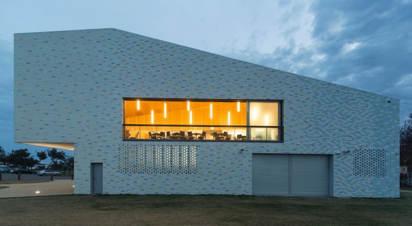 Replacing a dilapidated old structure, Kempsey Crescent Head Surf Life Saving Club, designed by Neeson Murcutt Architects, won the 2016 Sulman Medal for Public Architecture at the NSW Architecture Awards. 