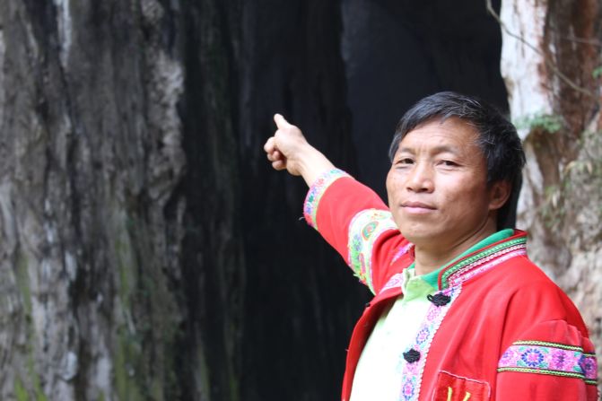 Locals also have a tradition of climbing here but now do it mainly for the benefit of tourists.  Huang Xiaobao points to the entrance of Swallow Cave, where he climbs 100 meters without safety protection. 