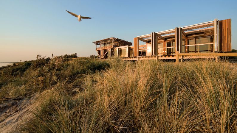 The Seaford Life Saving Club, designed by Robert Simeoni, won the 2010 World Architecture News (WAN) World Civic Building of the year award for its design, as well as a Victorian and Australian architecture award. 