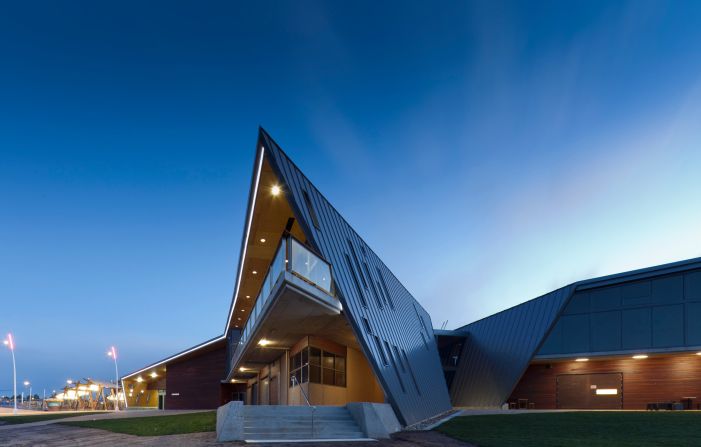 "Seen from all angles, the building is treated as a sculptural element carefully placed in the manicured coastal environment," say JAWS Architects. 