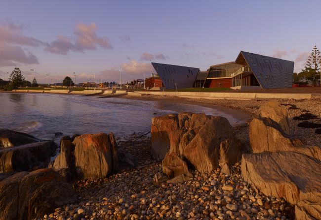 To facilitate separate identities, the development is composed of two distinct pavilions sharing a common foyer space. One houses the surf club and the other incorporates restaurant and cafe facilities to serve local beach users.