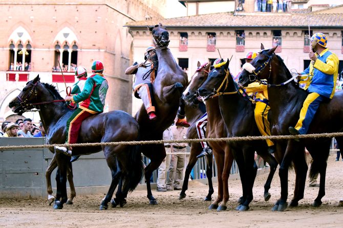 All the riders wear the respective colors of their districts but, in a race dubbed by some "the toughest horse race in the world," they must ride bareback.
