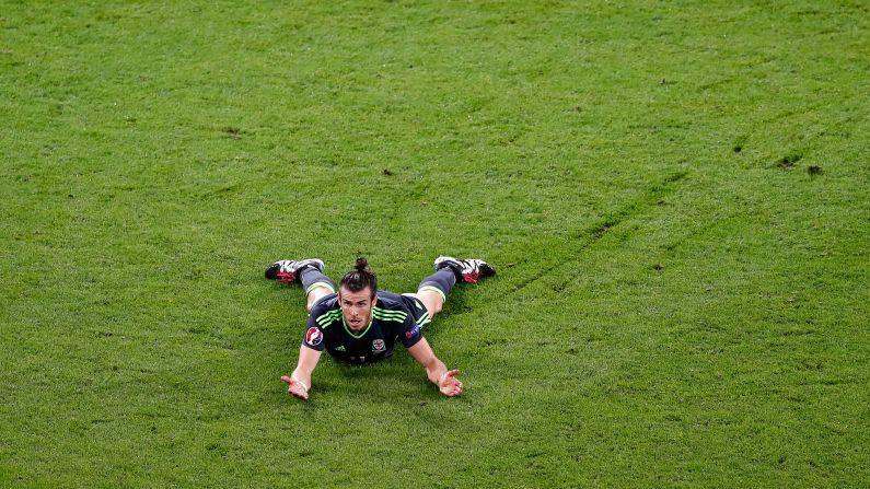 Welsh star Gareth Bale looks for a call.