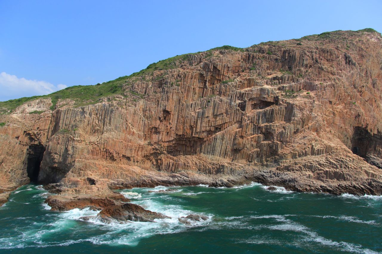 <strong>Ung Kong Group: </strong>Ung Kong is a group of three small islands in southeastern Hong Kong, made up of Bluff Island, Basalt Island and Wang Chau, where a natural mural of hexagonal rock columns lines the coast. 