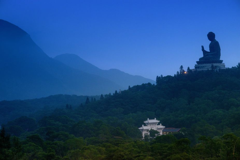 <strong>Big Buddha: </strong>Surrounded by lush mountains, the majestic but humbly-gestured bronze statue of Buddha Shakyamuni stands 34 meters high. Located on Lantau Island, you have to climb 268 steps to reach it. 