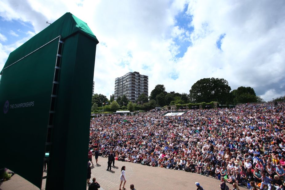 Hundreds of fans watched the action on the big screen on Murray Mound.<br />