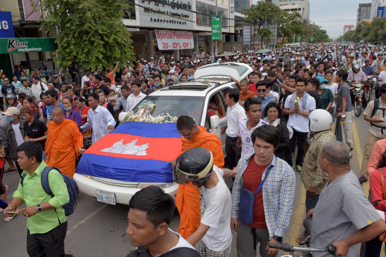 Crowds of Cambodians came out onto the streets to mourn Kem Ley. 