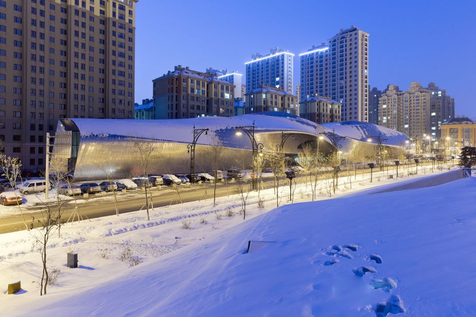 The China Wood Sculpture Museum is an example of a sustainable design by MAD Architects. Solid walls help to save energy and retain heat.<br />