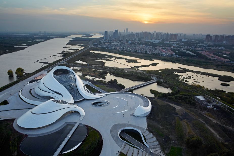 The Harbin Opera House effortlessly blends in with its surroundings in the untamed northern region. 