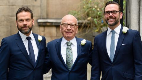 Rupert Murdoch entouré de ses fils Lachlan (à gauche) et James (à droite) en 2016.