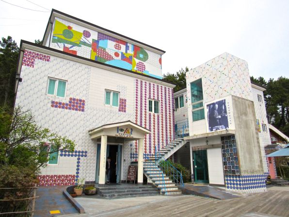 <a target="_blank" target="_blank">Jeon Hyuck Lim</a> (1916-2010) is a celebrated Tongyeong artist. This museum dedicated to his works was built on the grounds of his house, where he lived for 30 years.