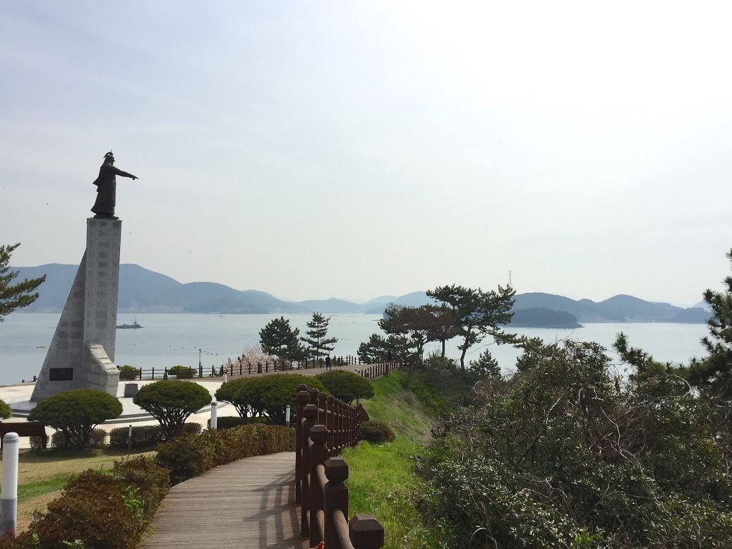 Admiral Yi Sun-sin (1545-1598), who led battles against the Japanese navy to victory, is a highly respected national hero. This park, built in his honor, offers great views of the surrounding coast.