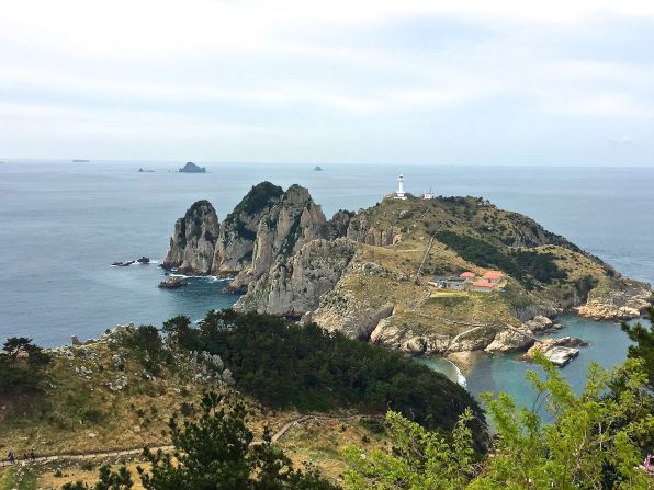 Somaemuldo Island is a 1.5-hour ferry ride from Tongyeong. At low tide, visitors can cross the 150-long path to reach its neighbor, Deungdaeseom (Lighthouse) Island. <br />