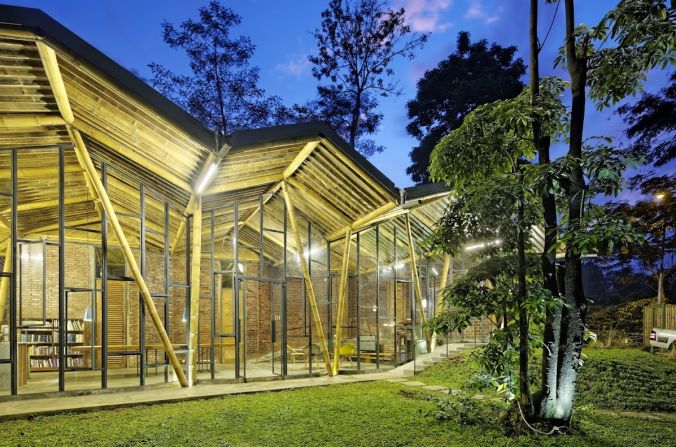 Also know as Dancing Mountain House, this remote building uses sunlight as natural light during the day. The shower water is heated by solar energy and the property collects rainwater to use during dry season.<br />