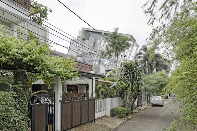 This innovative building is built at a 70-degree angle. The house serves both as a  rejection of the surrounding faux-European buildings in the upmarket neighborhood.<br />