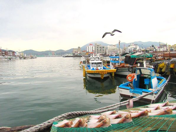 Most of Tongyeong's traditional markets, restaurants and shops are located in and around Gangguan Port.