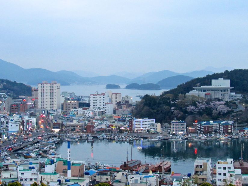 Dusk is a great time to take in Tongyeong's lively vibe. Fish markets and restaurants come alive in preparation for the dinner rush.