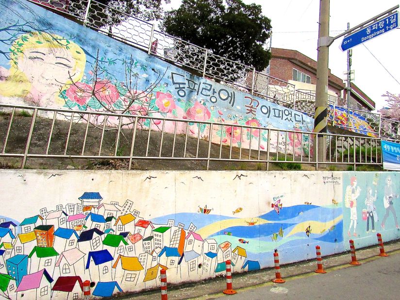 When this hillside working-class village was marked for demolition back in 2007, art students were commissioned to fill its alleys with beautiful wall murals -- making it too beautiful to tear down. It's since become hugely popular and is now packed with tourists on weekends.<br />