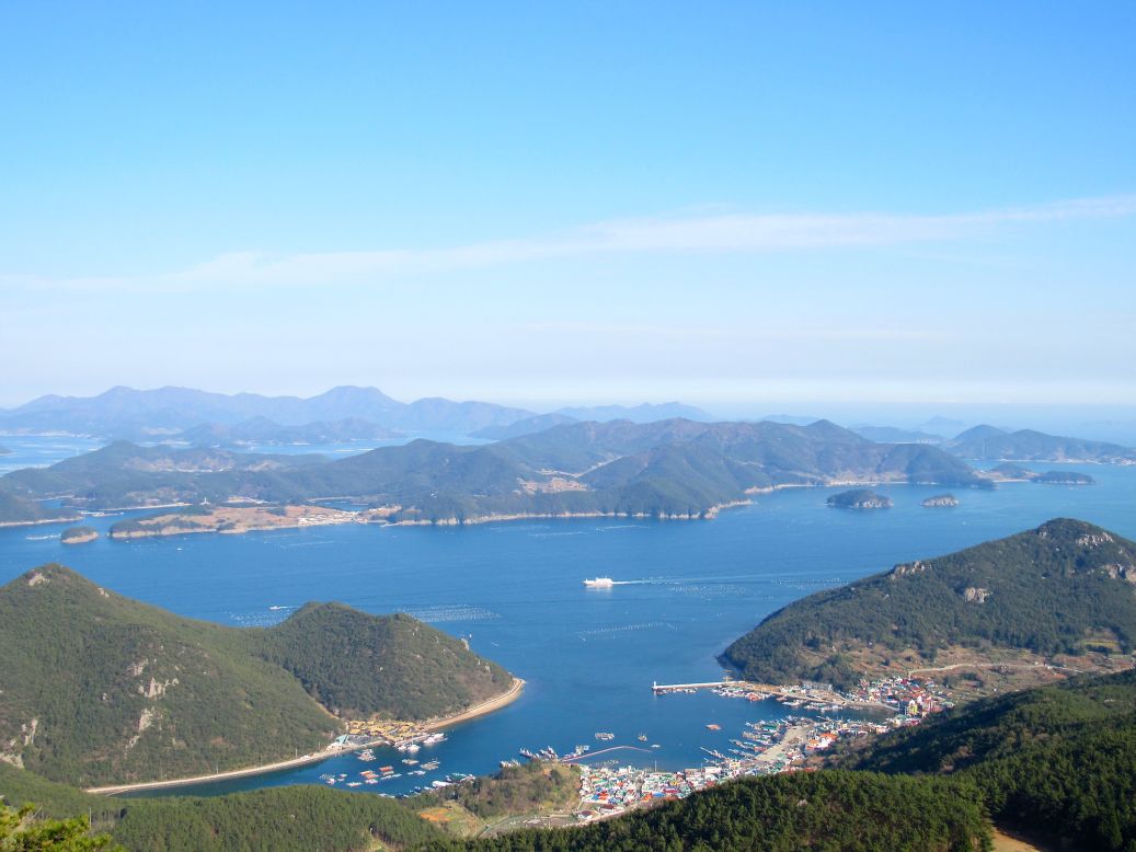 For 360-degree views of Tongyeong and Hallyeohaesang National Park, take a 10-minute cable car ride up to the top of <a href="http://cablecar.ttdc.kr/Eng" target="_blank" target="_blank">Mireuksan Mountain</a>. 