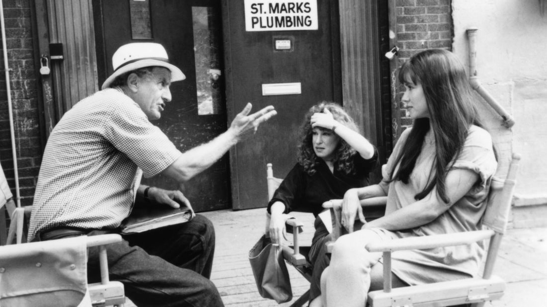 Marshall talks with Bette Midler, center, and Barbara Hershey about the film "Beaches" in 1988.