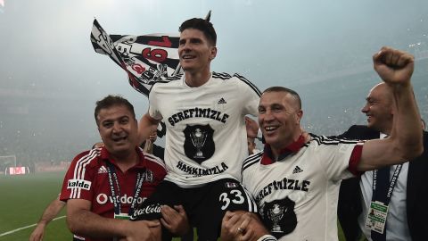 Mario Gomez (C) celebrates after Besiktas won the 2015-2016 Turkish league title.
