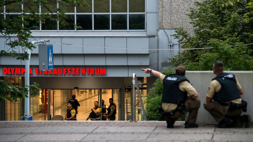 Police officers respond to a shooting at the Olympia Einkaufzentrum (OEZ) at July 22, 2016 in Munich, Germany.  According to reports, several people have been killed and an unknown number injured in a shooting at a shopping centre in the north-western Moosach district in Munich. Police are hunting the attacker or attackers who are thought to be still at large. 
