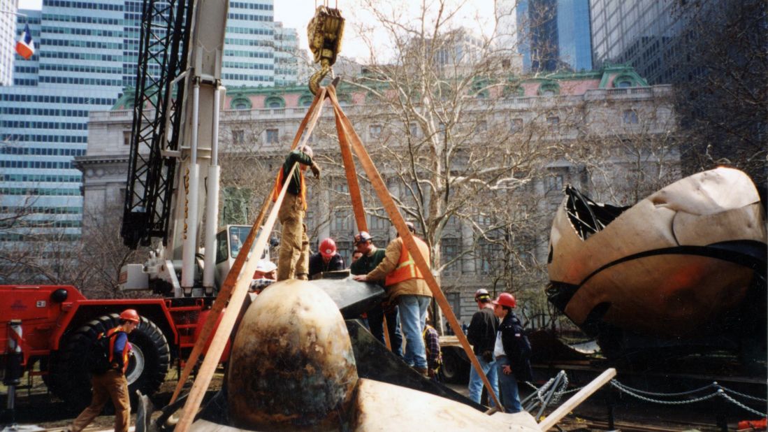 Then-Mayor Micahel Bloomberg rededicated the sculpture at its temporary resting place in Battery Park in 2002.