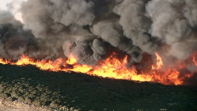 Wildfire in Santa Clarita forces hundreds to flee