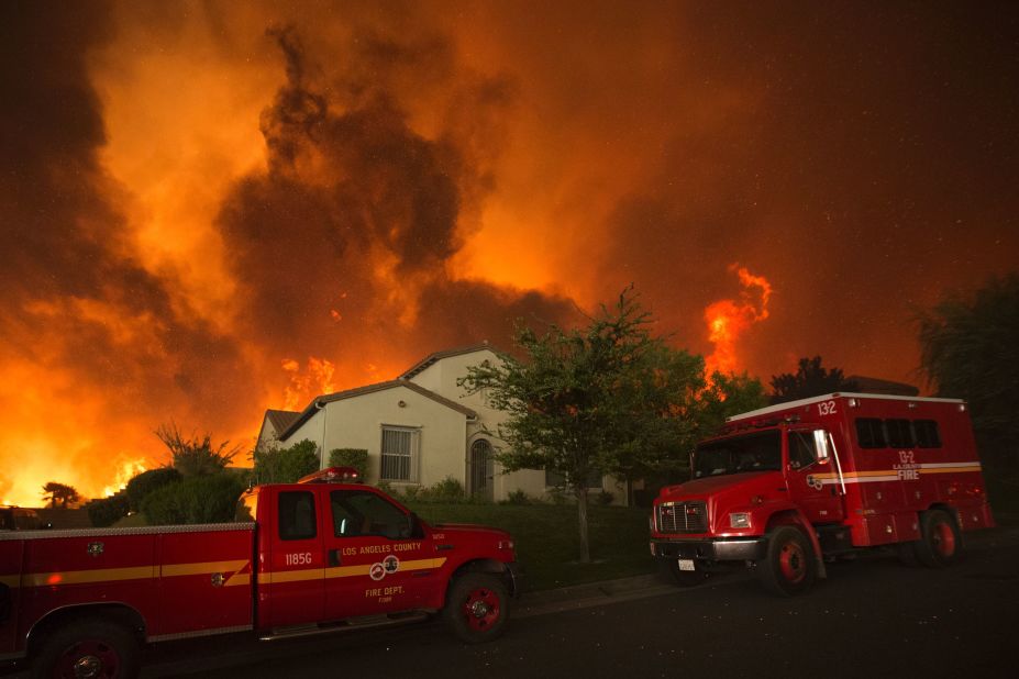 Flames close in on homes near Santa Clarita.