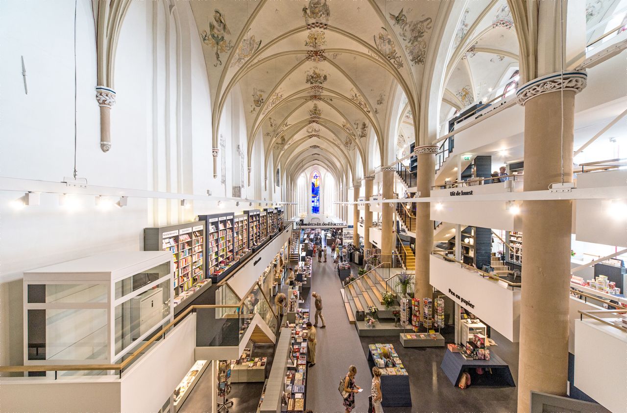 If libraries are cathedrals of learning, then it's not a huge stretch to place a bookshop in a church. <a href="http://waandersindebroeren.nl/" target="_blank" target="_blank">Waanders In de Broeren</a> in Zwolle sits within a converted 15th century Dominican church. The refit builds in three floors but pays respect to the original vaulted ceiling, while architects <a href="http://www.bkpunt.nl/#0" target="_blank" target="_blank">BK. Architecten</a> transformed the building's transepts into reading rooms, complete with stained glass windows.