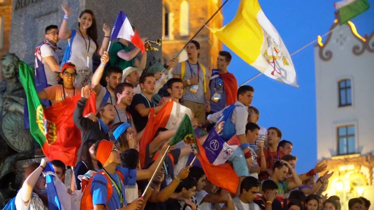 pilgrims wait for pope francis poland_00003501.jpg