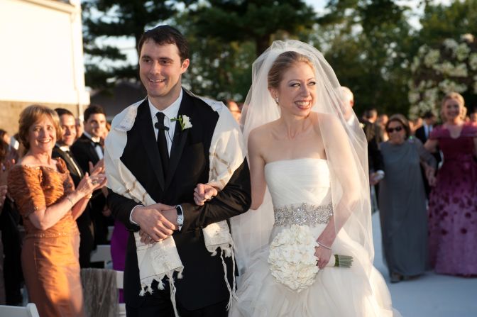 Chelsea weds Mezvinsky in Rhineback, New York, in July 2010.