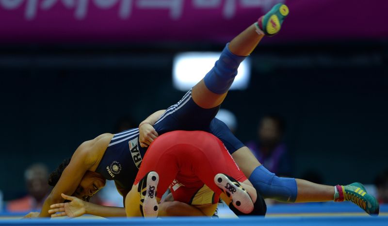 The Indian female wrestlers breaking taboos and making history