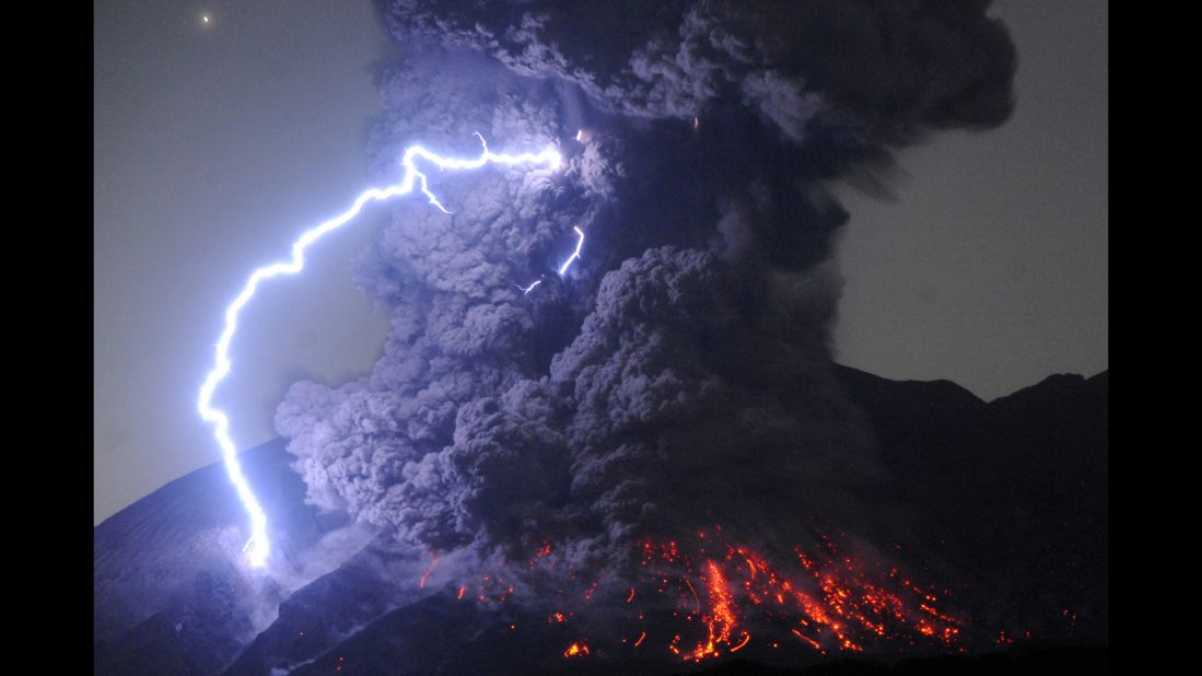 <strong>July 26:</strong> A thunderstorm occurs over Mount Sakurajima as the volcano erupts in Tarumizu, Japan.