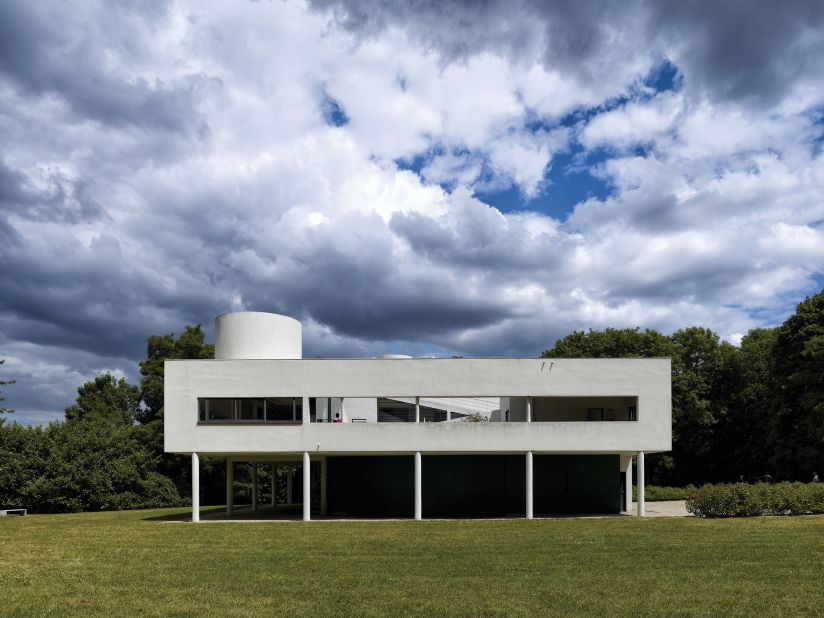 Both Le Corbusier and the Savoye family believed in the value of incorporating nature into modern lifestyle. The house efficiently integrates indoor and outdoor spaces.