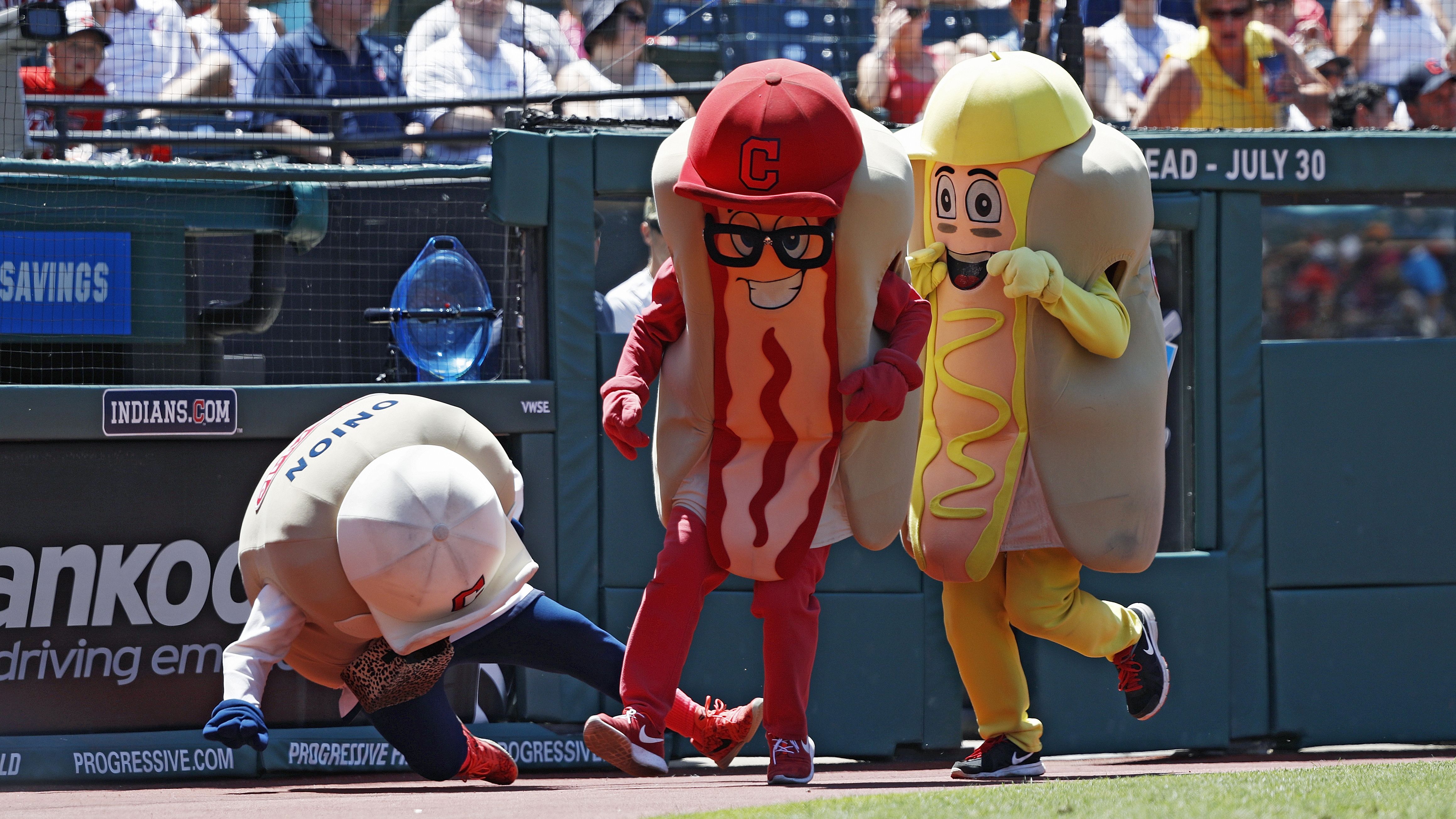 Indians' Jason Kipnis bowls over Ketchup in Hot Dog Derby 