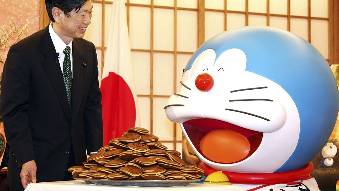 A small disc-shaped cake filled with sweet red bean paste, Japan's dorayaki is the favorite snack of anime character Doraemon.