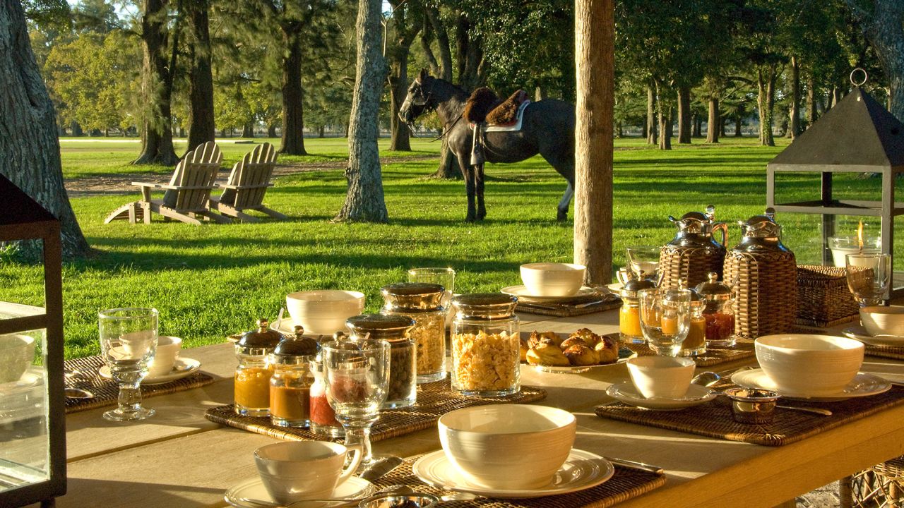 Days at La Bamba start with fresh breakfast overlooking the lawn.
