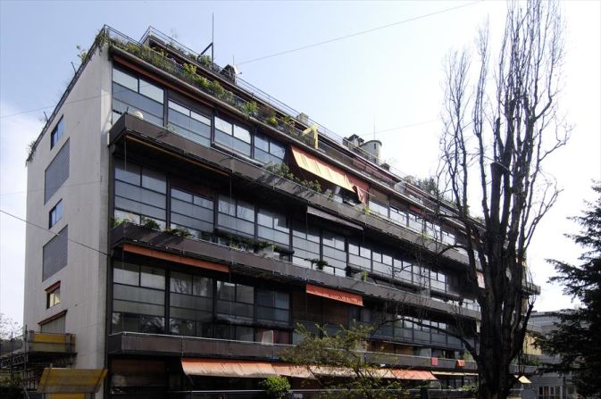 The building has balconies facing the street and contains 45 apartments in varying dimensions as well as a rooftop garden. 
