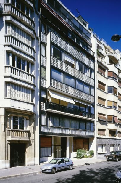 This studio apartment is located in the district of Molitor known for its sports facilities and parks such as the Jean-Bouin Stadium. Le Corbusier designed each apartment to have an entire wall of glass from floor to ceiling.