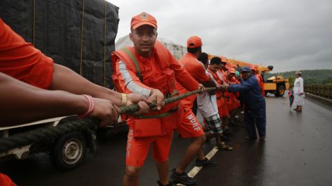 Rescue workers pull a rope during the search operation on August 3, 2016. 